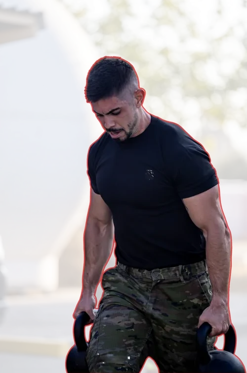 Alex Pérez, militar de carrera, entrenando con kettlebells y pantalón de camuflaje
