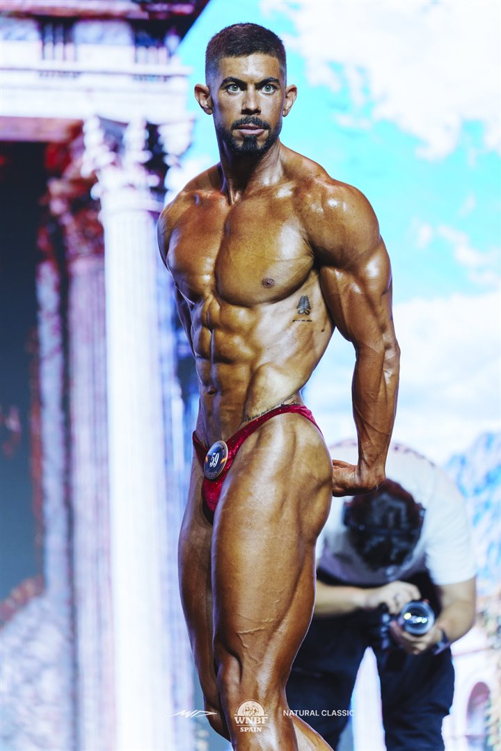 Alex Pérez en tarima — WNBF Steve Reeves Cup 2026